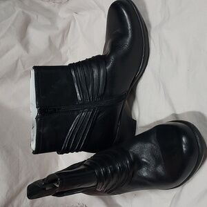 Clarks Bendables Black Boots Size 7M  Leather